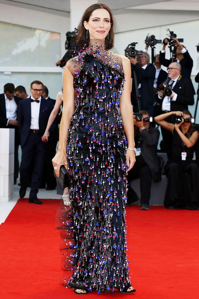 Rebecca Hall, em Armani Privé