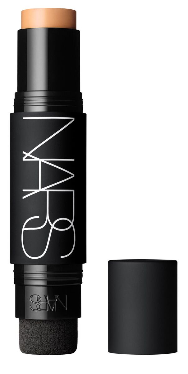 Uma base prática de acabamento aveludado - Velvet Matte Foundation Stick no tom Punjab, €39, Nars na Sephora