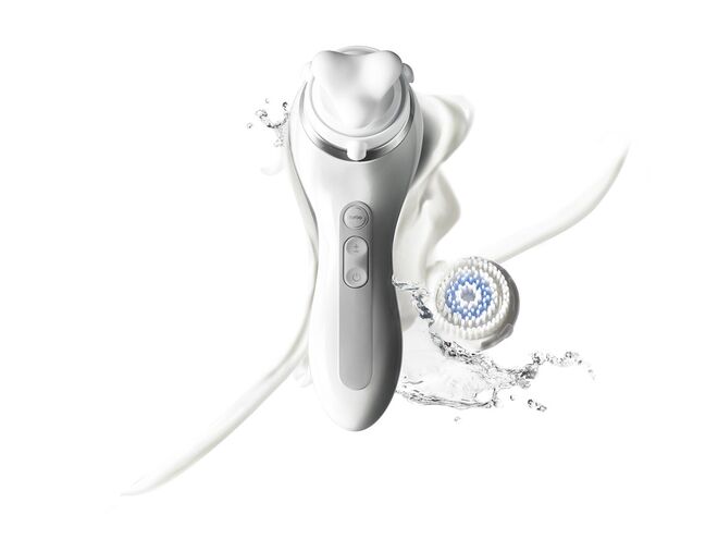 Um gadget multitasker – Alpha Fit Smart Profile Uplift, com massajador uplift e escova de limpeza, €347, Clarisonic
