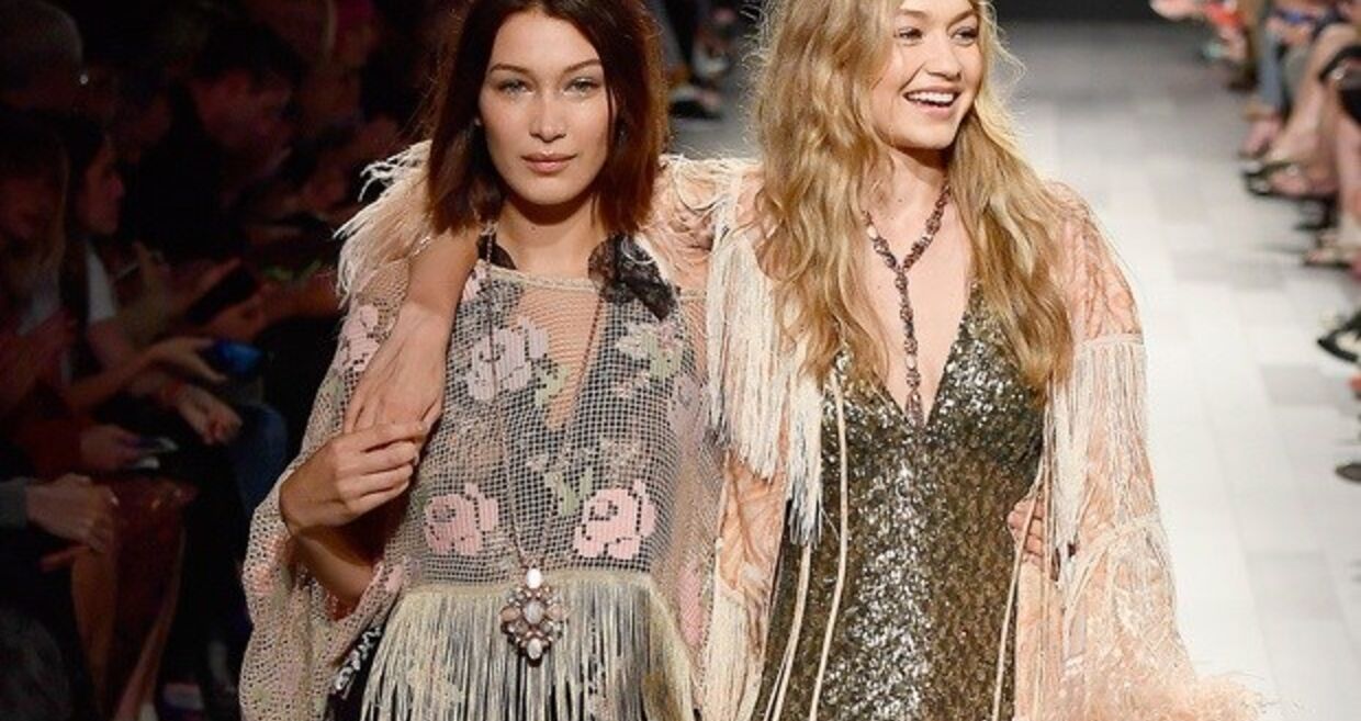 Gigi Hadid desfila descalça e é a irmã Bella que a ajuda