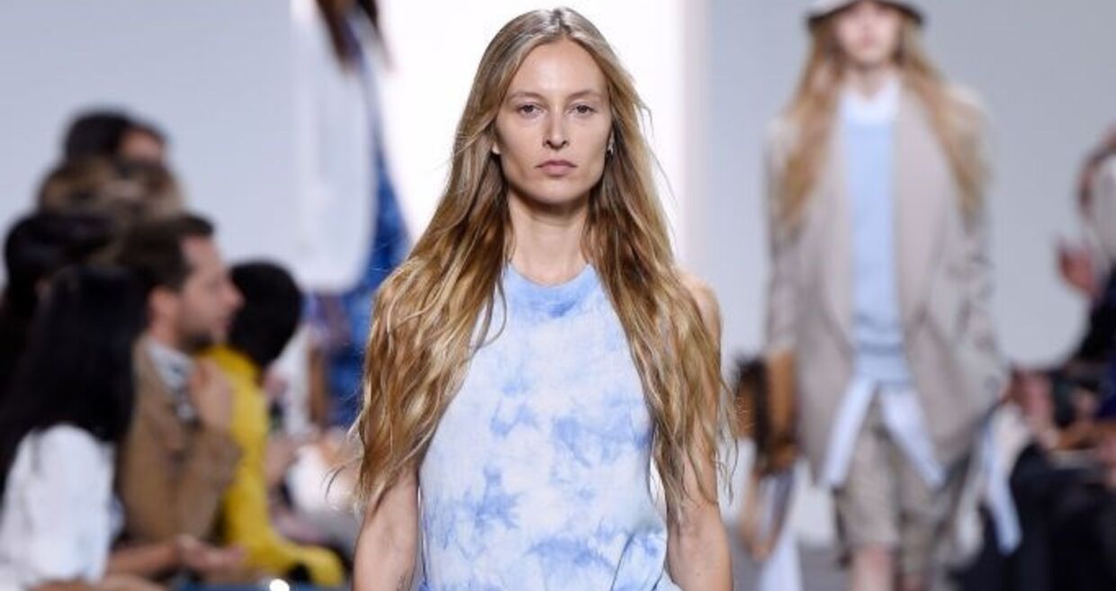Dormir com o cabelo húmido pode ser bom? Há hairstylists que dizem que sim