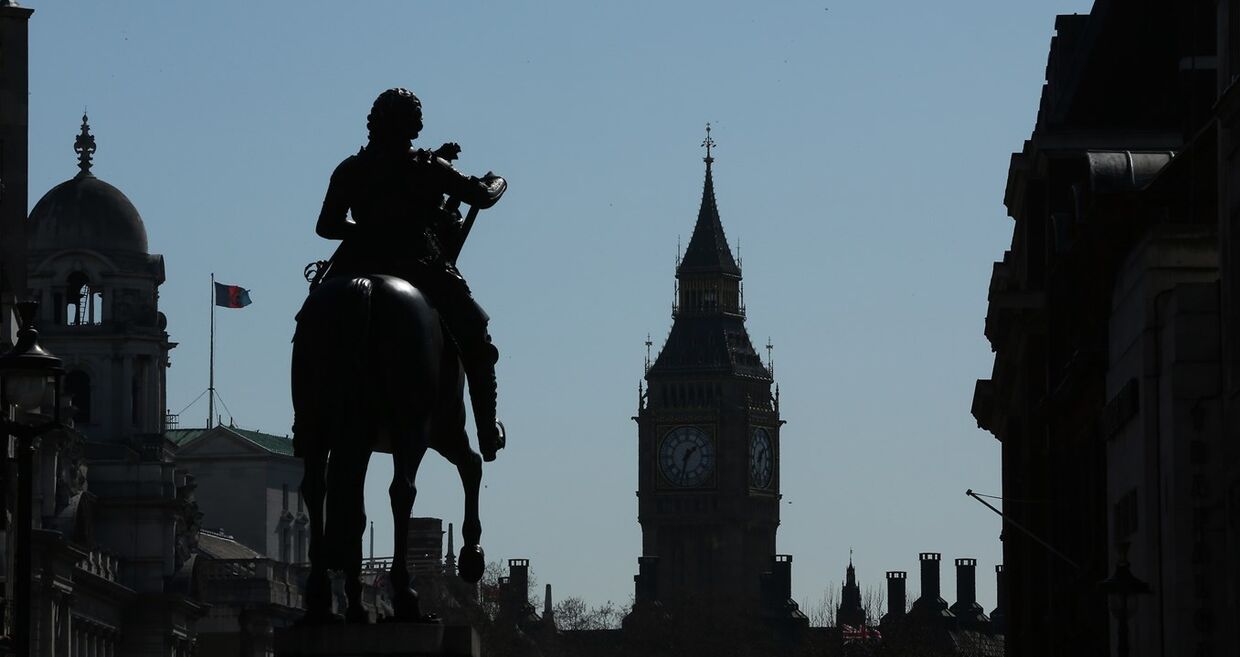 Estátua de mulher pela primeira vez na Praça do Parlamento, em Londres