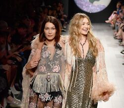 Gigi Hadid desfila descalça e é a irmã Bella que a ajuda