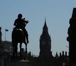 Estátua de mulher pela primeira vez na Praça do Parlamento, em Londres