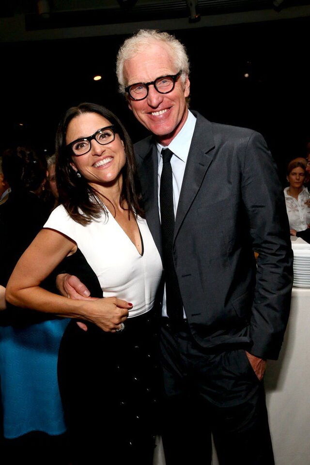 Julia Louis-Dreyfus e Brad Hall | Juntos há 32 anos. Conheceram-se quando ela concorreu à produção teatral universitária dele.