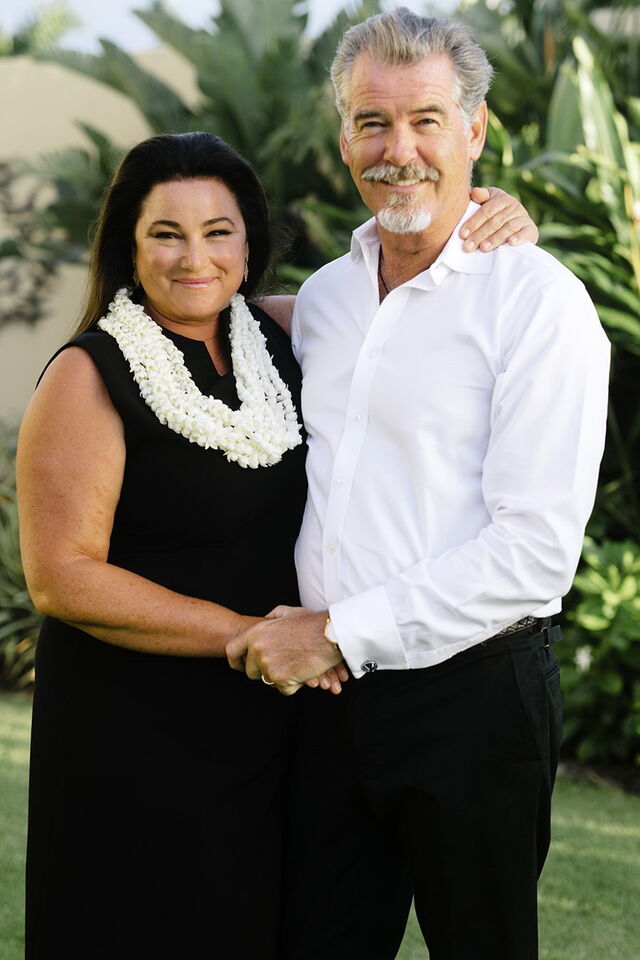 Pierce Brosnan e Keely Shaye | Há 18 anos juntos. Por diversas vezes, Pierce deu a entender que não consegue passar os seus dias sem a mulher.