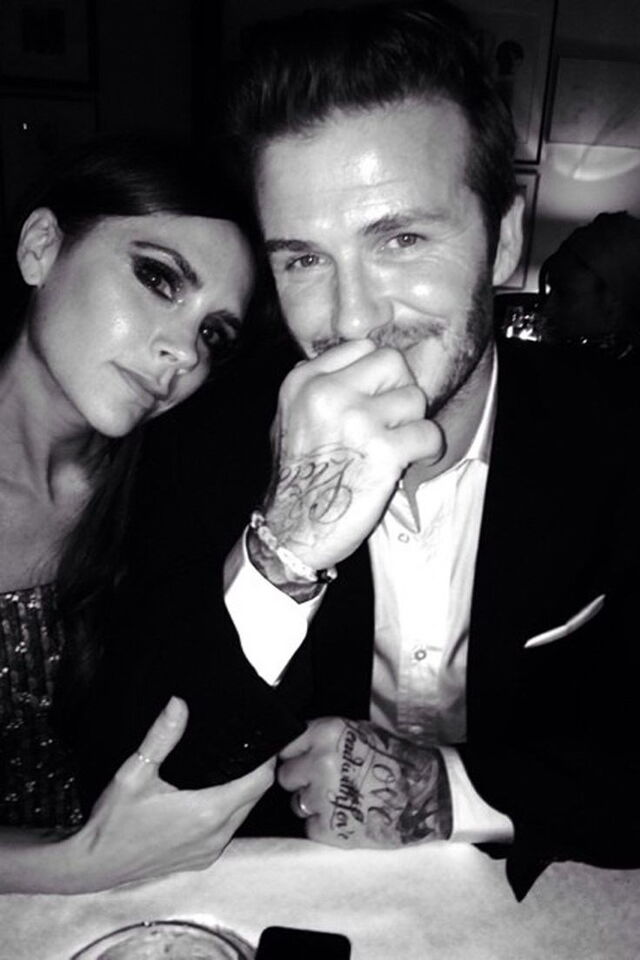 VICTORIA e DAVID BECKHAM | Depois de ter visto Victoria na televisão, num dos videoclips das Spice Girls, David terá dito a um colega do Manchester United que um dia ia casar com ela. Por seu lado, Victoria diz que se apaixonou por David Beckham à primeira vista. 