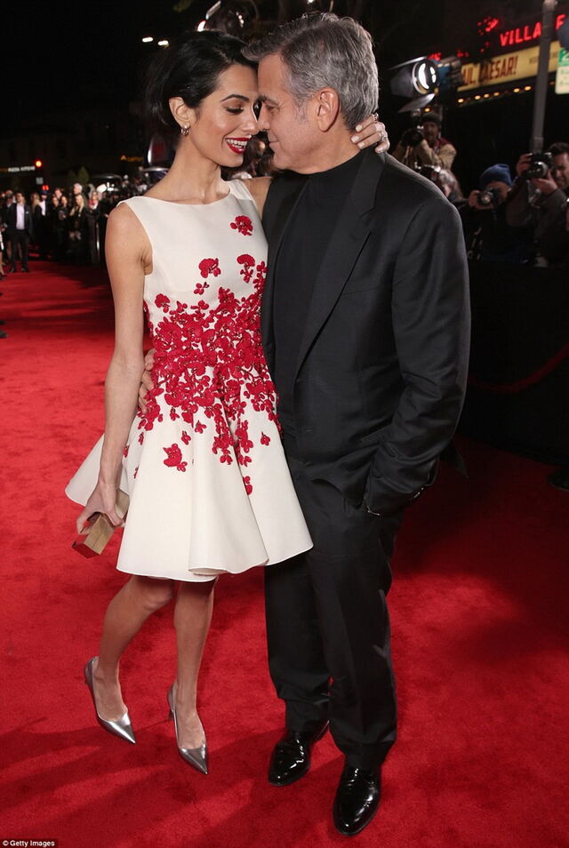 GEORGE CLOONEY e AMAL ALAMUDIN | Conheceram-se pouco depois de George se ter separado da então namorada Stacy Keibler, num evento de solidariedade, em 2013. Levou algum tempo até que a advogada dos Direitos Humanos se rendesse aos encantos de Clooney. Casaram em 2014 e têm filhos gémeos. 