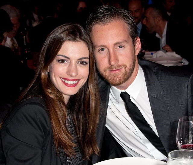 ANNE HATHAWAY e ADAM SHULMAN | Conheceram-se através de amigos em comum, em 2008, poucos meses depois de Hathaway se ter separado do então namorado Raffaello Follieri. Pouco tempo depois, a atriz convidou o designer de jóias a acompanhá-la em alguns eventos de red carpet. Estão casados desde 2012. 