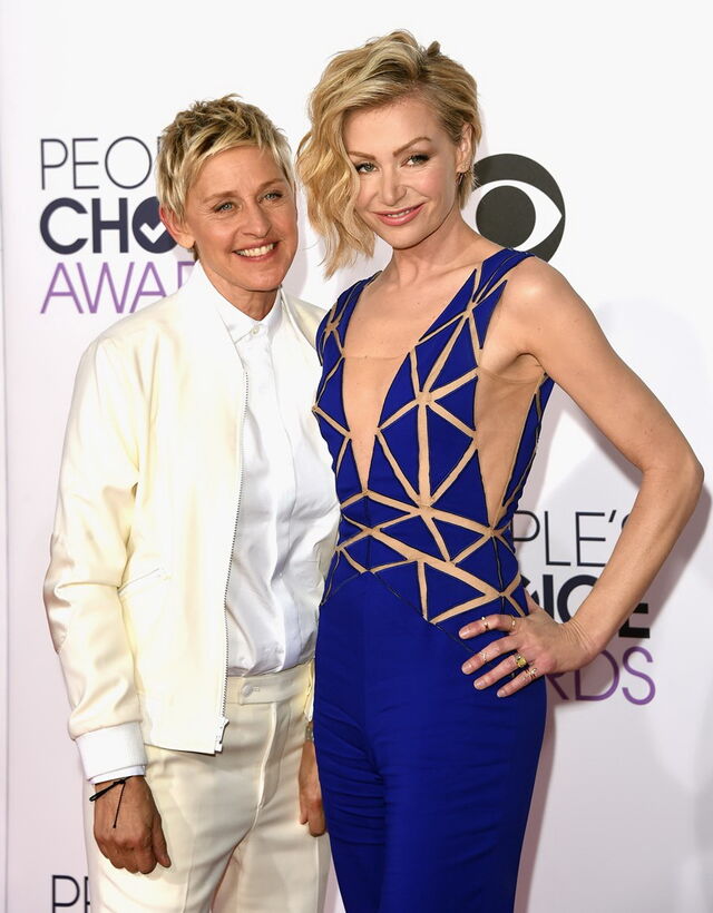 ELLEN DEGENERES e PORTIA DE ROSSI | Conheceram-se numa produção fotográfica em 2004. ‘Eu adorei-a logo de imediato. Mas eu era muito fechada e pesada. E achava que ninguém nunca ia gostar de mim se soubessem que era gay (...). O facto de ela ter reparado em mim nessa altura e de ter gostado de mim, foi muito significante para mim. Foi mesmo muito bom’, revelou Portia de Rossi, em entrevista à CBS. 