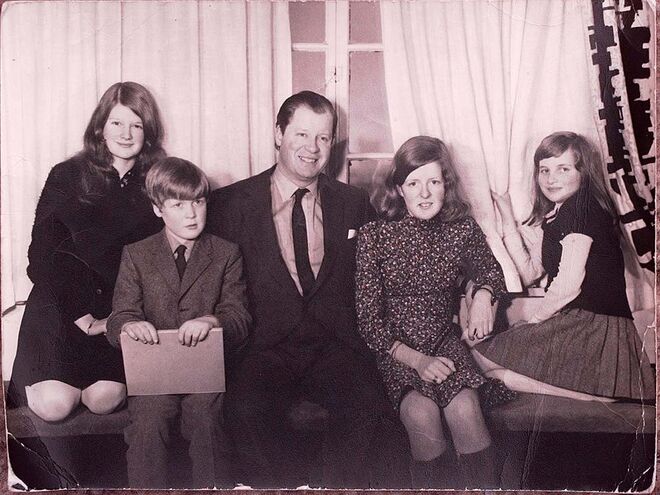 Diana com o pai e os irmãos em Althorp