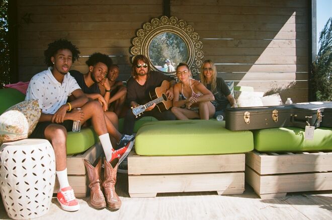 Miley Cyrus e Maisie Williams protagonizam série no Twitter