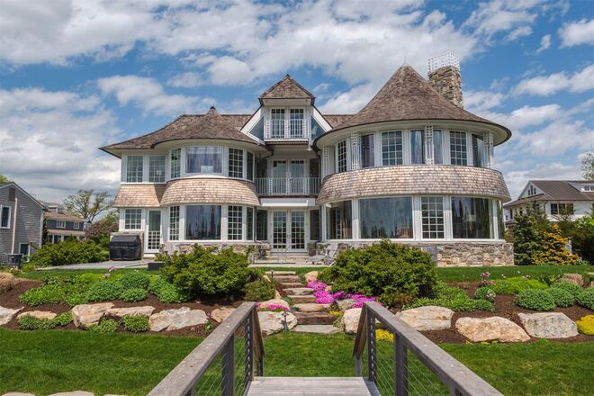 CONNECTICUT, Estados Unidos | Esta mansão situada em Little Cove (Old Greenwich) foi desenhada pela Pagliaro Bartels Sadja Architects, e conjuga uma decoração mais clássica com um estilo barroco e até de influência asiática. A sala de estar redonda, repleta de estantes com livros, é um dos locais da casa mais confortáveis e cheios de luz. Avaliada em 6.5 milhões de euros.