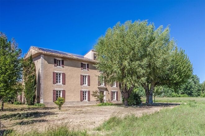 CÔTE D’AZUR, França | Esta mansão fica situada perto de uma pequena população de renome, no coração de Luberon. Possui uma bomba própria de aquecimento e painéis solares. O rés-do-chão é composto pela sala de estar, cozinha, biblioteca e sala de jantar. O primeiro andar é onde ficam os 3 quartos, com uma casa de banho, escritório e sala com televisão. O sótão pode ser transformado em mais quartos. Avaliada em 1.4 milhões de euros.