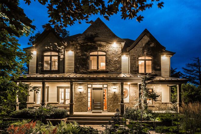 QUEBEC, Canadá | Uma magnífica mansão em Lac Brome, construída por antigos artesãos. Pode dizer-se que se trata de uma obra de carpintaria de luxo. Todas as divisões da casa têm vista para o lago e para as montanhas que rodeiam a propriedade. É composta por 5 quartos, 3 casas de banho e possui uma lareira central. Avaliada em 1.5 milhões de euros.