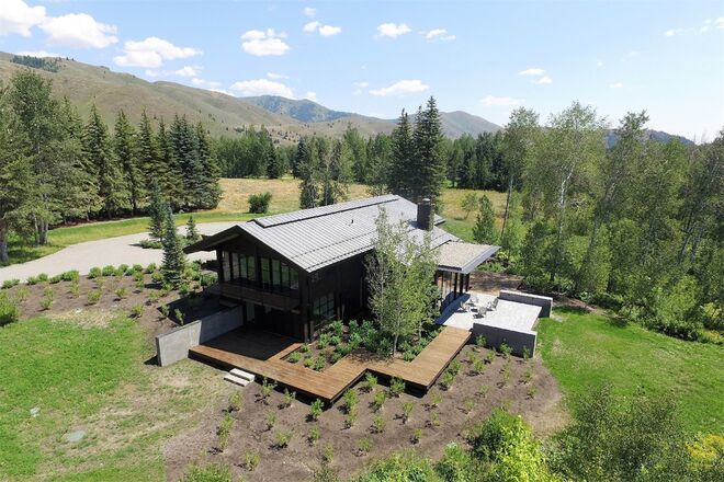 IDAHO, Estados Unidos | Uma obra arquitetónica contemporânea, composta por quatro suites. Foi projectada de maneira a que o exterior se una facilmente ao interior, através de grandes espaços abertos e envidraçados. Fica localizada perto da Fox Creek, onde é possível fazer ski. Avaliada em mais de 4 milhões de euros. 