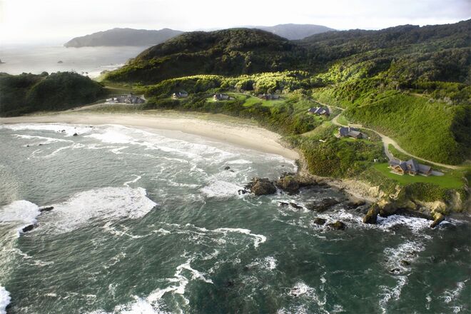 LOS LAGOS, Chile | Um verdadeiro paraíso Patagónico de 3600 hectares no Distrito de Lagos de Chile. Trata-se de uma reserva ecológica de luxo que oferece mais de 2600 hectares de bosque e 800 hectares que incluem pradarias, instalações recreativas e praias. As casas ficam situadas junto a à costa e o material com o qual foram construídas foi pensado, tendo em conta o tempo que se faz sentir na zona. As telhas do telhado permitem conservar a temperatura do interior das casas e o jardim em volta das casas tem produtos orgânicos, pensados para evitar a dependência comercial. 