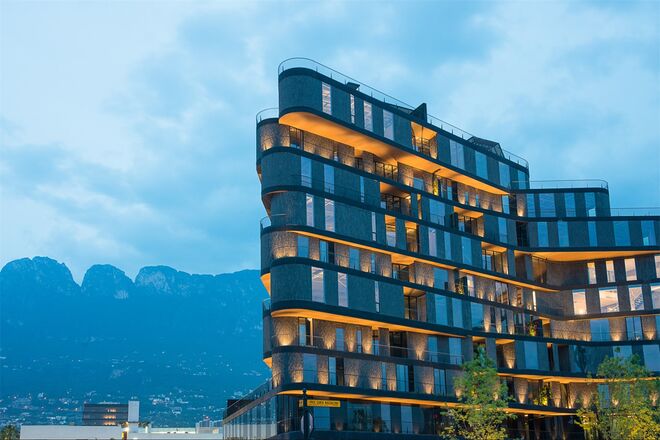 NUEVO LÉON, México | Edifício denominado por Highpark que estava destinado a converter-se num ícone de São Pedro e Monterrey.É uma referência nacional, quer pelo seu extraordinário design arquitectónico sustentável, quer pelo design de interiores e equipamentos incomparáveis que possui. O projeto é da autoria de Rojkind Arquitectos e irá permanecer nos próximos tempos como obra arquitectónica emblemática, graças aos materiais naturais e orgânicos utilizados na sua construção. Avaliado em mais de 274 mil euros.