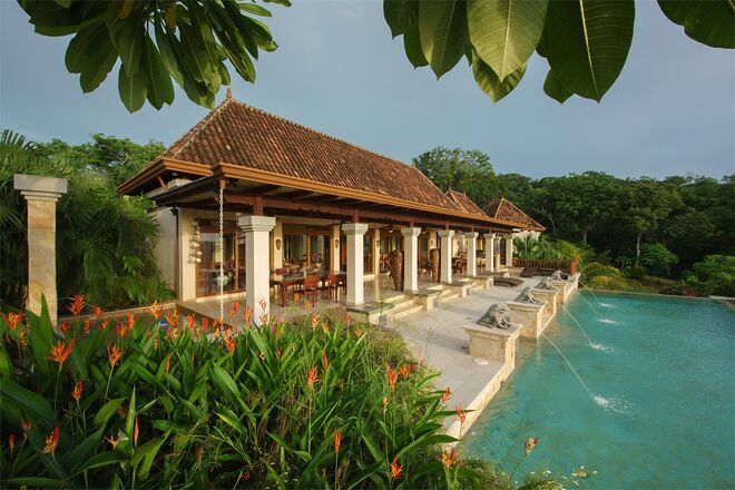 GUANACASTE, Costa Rica | Casa Bali Sueño, assim se chama a mansão desenhada pelo reconhecido arquitecto Abraham Valenzuela. O interior desta casa revela uma extraordinária atenção pelos detalhes, com acabamentos de luxo e uma decoração que faz deste uma verdadeira obra criada com amor. É composta por 4 quartos e 6 casas de banho. A casa foi feita com uma série de madeiras e os tectos e paredes são ornamentadas com pedras e mármore. Todas as divisões da casa têm vista para a imensidão de verde que rodeia a propriedade. As fontes e cascatas que possui criam sons de tranquilidade que ajudam qualquer um a relaxar. Avaliada em quase 3 milhões de euros.