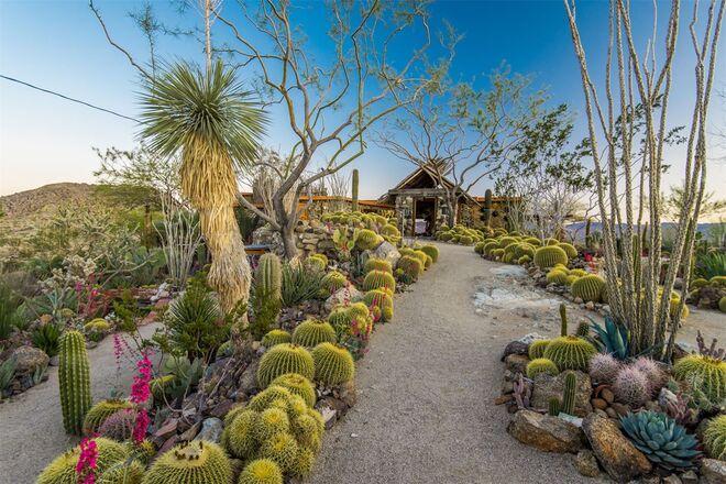 CALIFÓRNIA, Estados Unidos | São mais de 90 hectares no deserto de Joshua Tree e é aqui que foi construída o Mojave Rock Ranch. Local mais tranquilo do que este impossível. O interior desta espécie de cabana dos anos 50 está bastante bem equipado. A propriedade encontra-se rodeada de cactos e faz parte de uma zona natural preservada, bem perto do National Park. Avaliada em perto de 4 milhões de euros. 