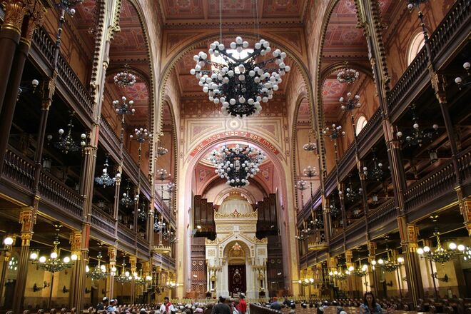 JUDAÍSMO | Partir copo: Um copo especialmente criado para o casamento é partido no chão com o pé. Por norma é o noivo que o parte. Há diferentes interpretações, uma delas diz tratar-se de uma lembrança à destruição do primeiro Templo de Jerusalém, outra revela que servirá para espantar demónios. 