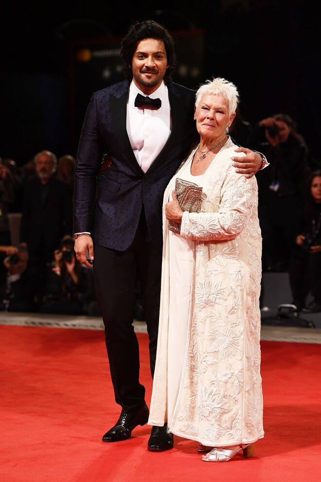 Ali Fazal e Judi Dench