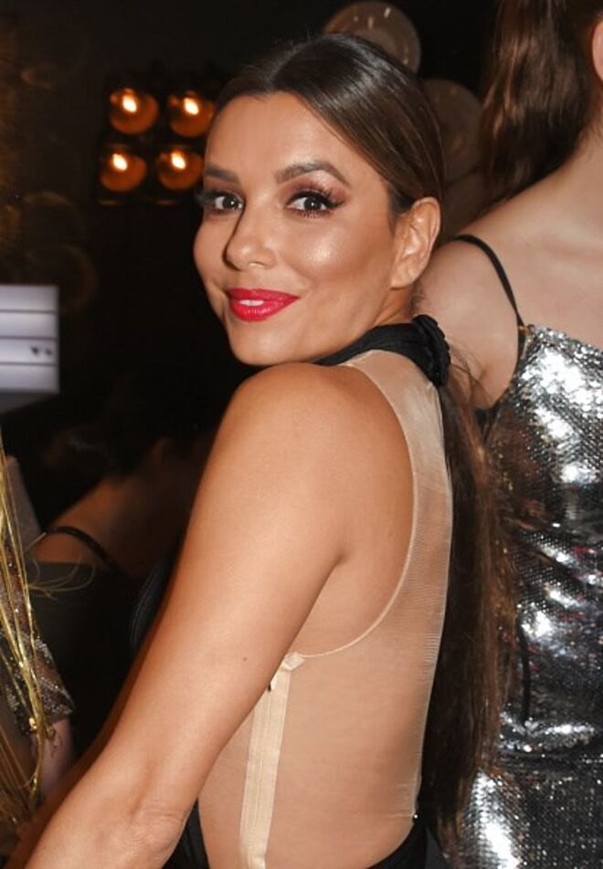 Eva Longoria usa e abusa de cremes à base de placenta animal para conservar uma pele jovem. 