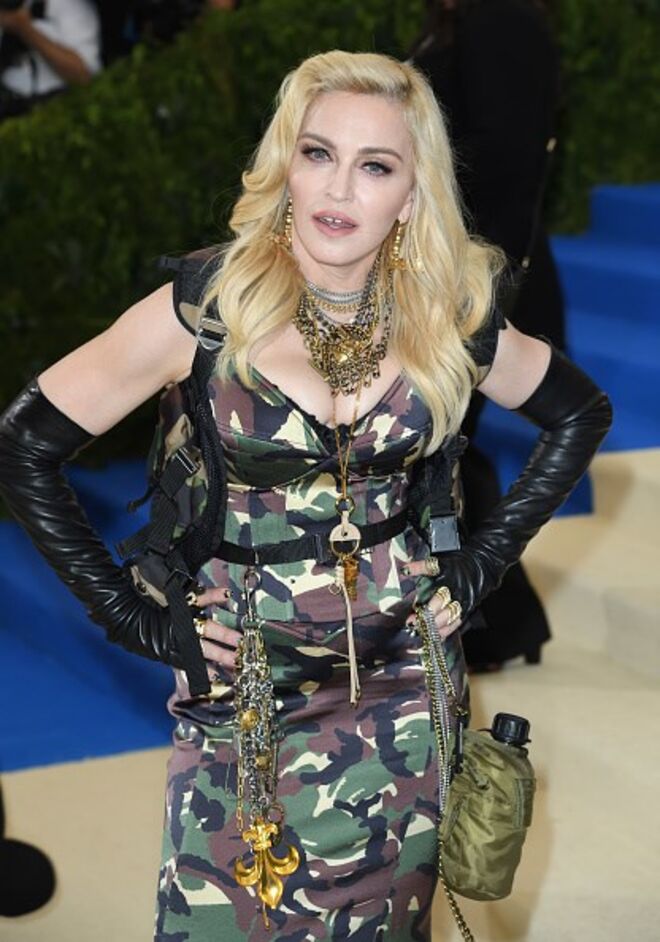 Madonna publicou uma fotografia do seu banho, cheio de folhas de manjericão. Esta erva aromática é também uma planta medicinal, tendo supostamente propriedades antioxidantes, relaxantes, calmantes e anti-irritação.