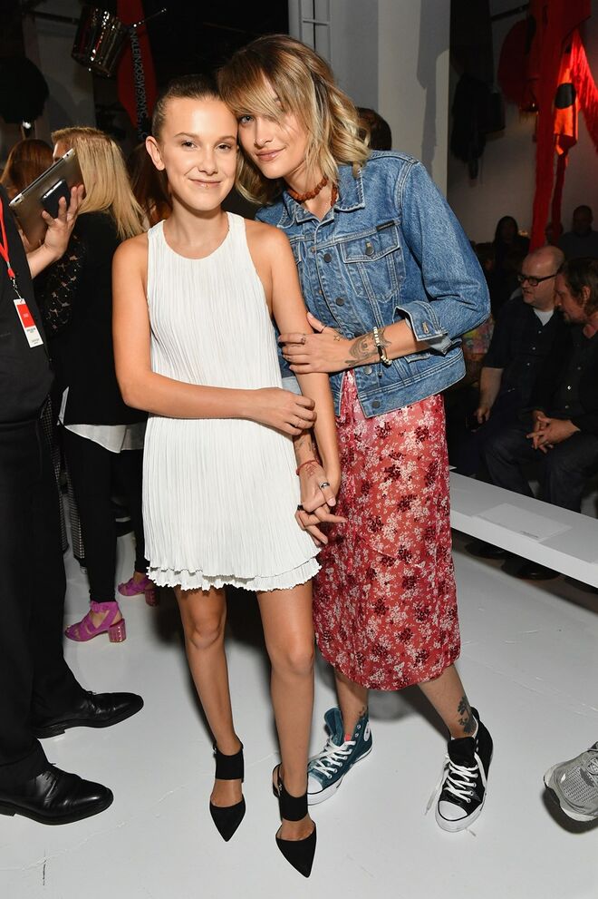  Millie Bobby Brown e Paris Jackson 