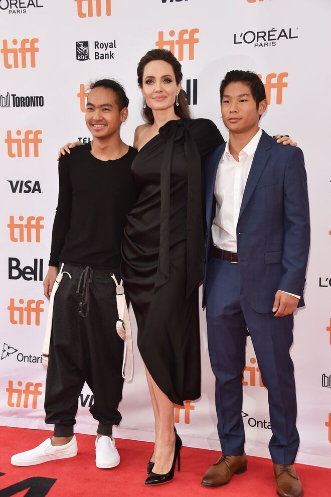 Angelina Jolie com os filhos Maddox e Pax