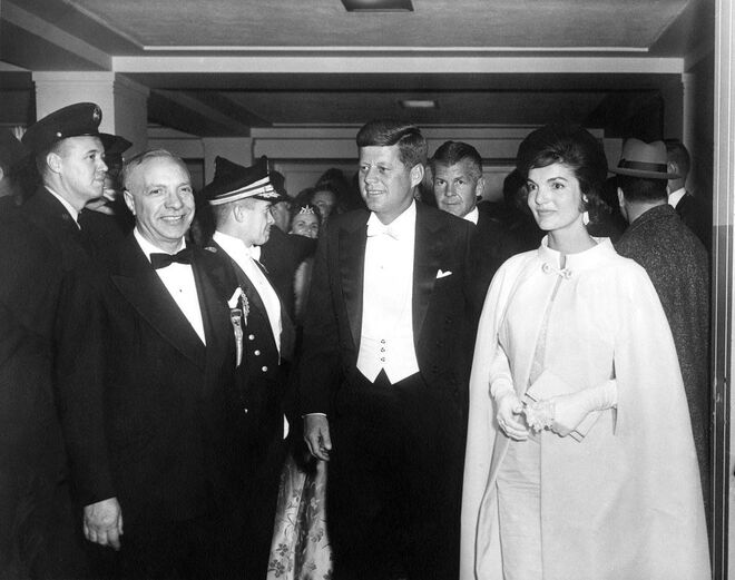 Janeiro, 1961 | O Presidente John F. Kennedy e a Primeira Dama Jacqueline Kennedy a chegar ao National Guard Armory para o evento Inaugural do presidente em Washington, D.C.