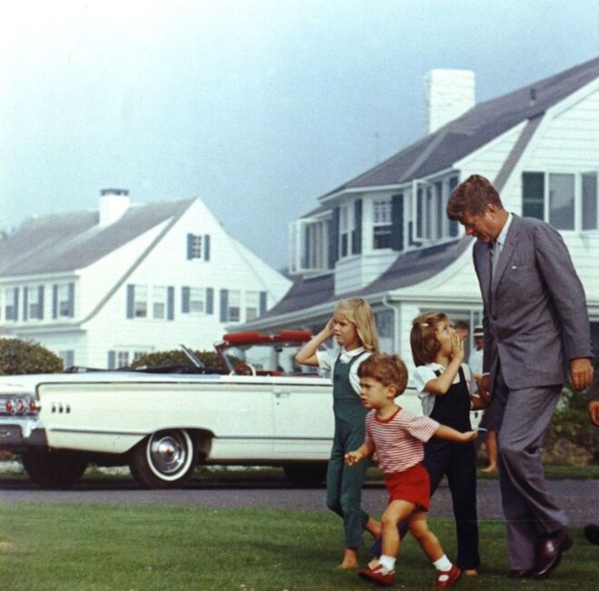 Agosto, 1963 | John F. Kennedy e os filhos a visitar Hyannis Port, Massachusetts.