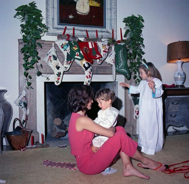 25 de Dezembro, 1962 | Jacqueline Kennedy e John F. Kennedy no dia de Natal com os seus filhos, na residência de C. Michael Paul, em Palm Beach, Florida.