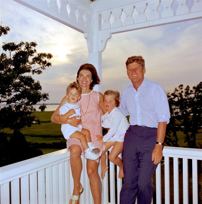 Agosto, 1962 | John F. Kennedy e Jacqueline Kennedy a posar para uma fotografia com os seus filhos numa varanda em Hyannis Port, Massachusetts.