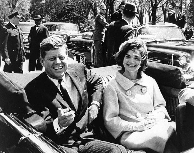 Março, 1961 | O presidente John F. Kennedy e a Jacqueline Kennedy a chegar à cerimónia do Presidente da Tunísia, H.E. Habib Bourguiba, na Blair House, em Washington, D.C.