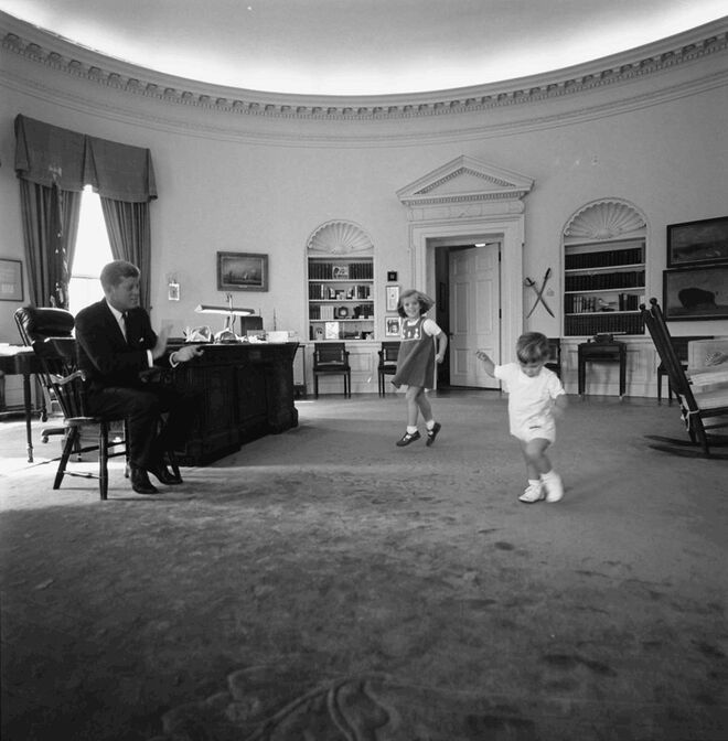 Outubro, 1962 | O presidente John F. Kennedy com os seus filhos no Salão Oval da Casa Branca em Washington, D.C.