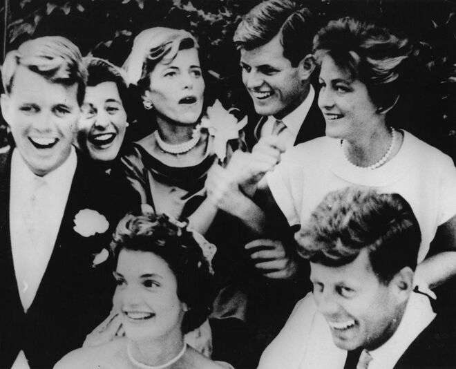 Setembro, 1953 | Os irmãos Kennedy na recepção do casamento de Jacqueline Bouvier Kennedy e John F. Kennedy.