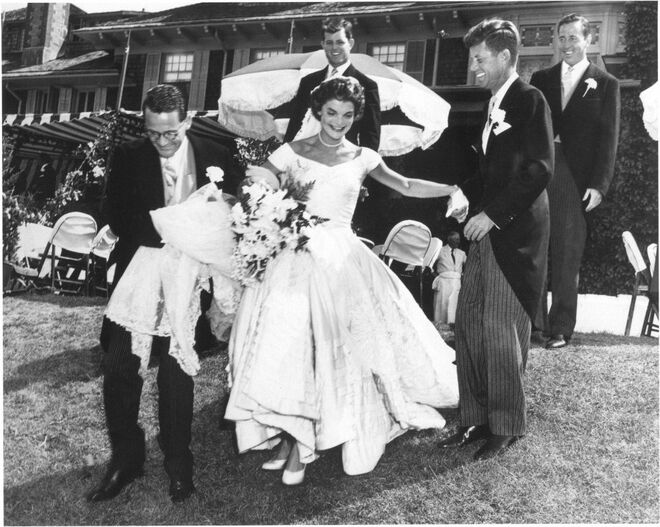 Setembro, 1953 | A noiva, Jacqueline Bouvier Kennedy, a ser acompanhada pelo seu noivo, o senador John F. Kennedy.