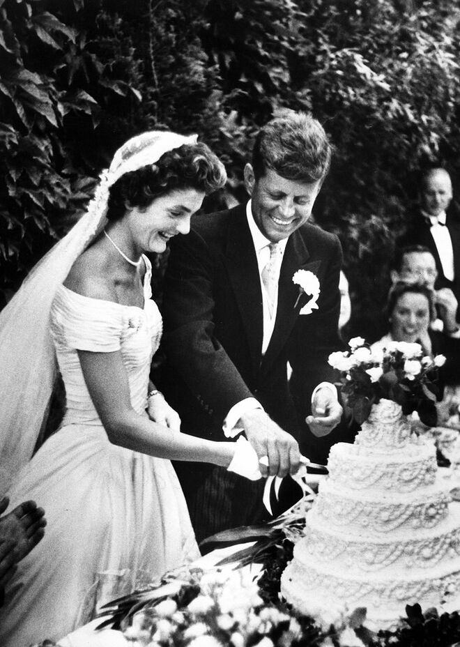 Setembro, 1953 | Jacqueline Bouvier Kennedy e John F. Kennedy a cortar o bolo de casamento.