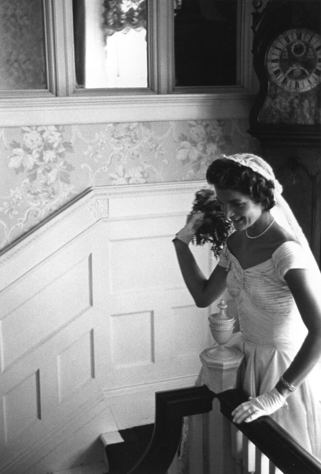 Setembro, 1953 | Jacqueline Bouvier Kennedy com um ramo de flores no dia do casamento.