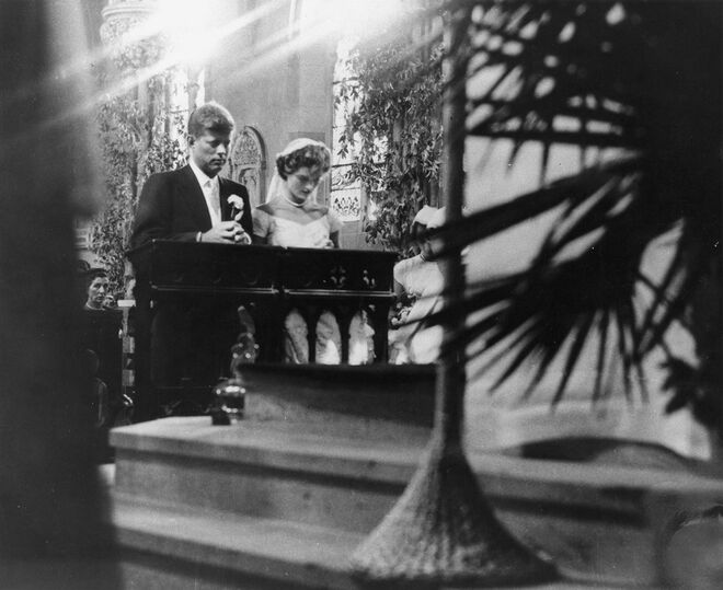 Setembro, 1953 | John F. Kennedy e Jacqueline Bouvier Kennedy no dia de casamento.