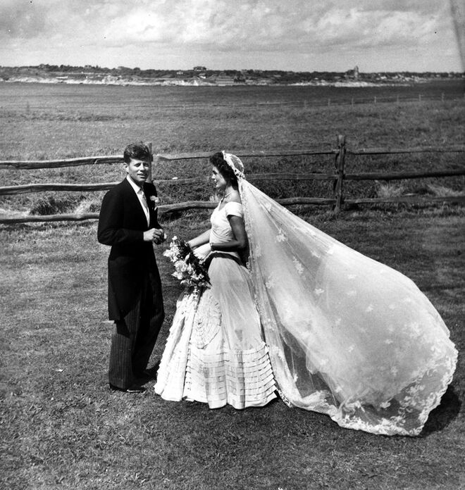 Setembro, 1953 | Em Newport, Rhode Island, John F. Kennedy de Massachusetts e Jacqueline Bouvier Kennedy na recepção da Fazenda Hammersmith, no dia do casamento.