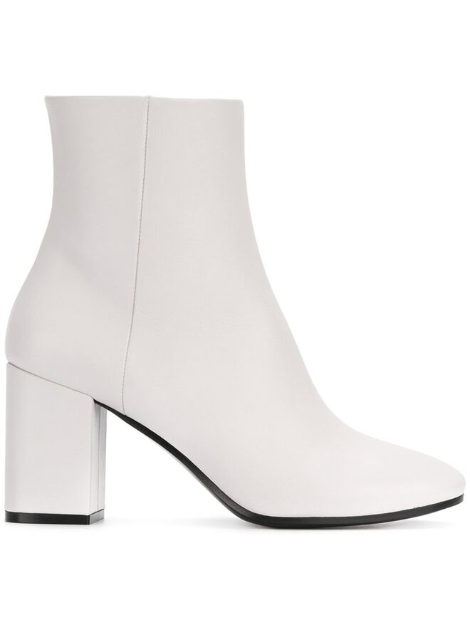 €695, Balenciaga em farfetch.com