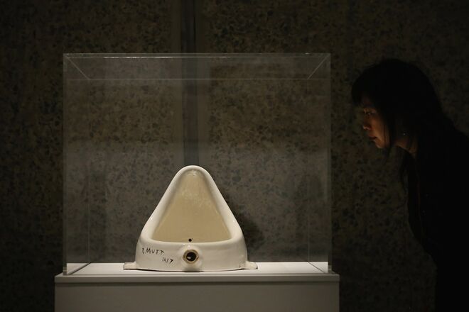 The Fountain (A Fonte), de Marcel Duchamp, um urinol exibido ao contrário assinado com “R.Mutt, 1917” (na altura o seu pseudónimo).