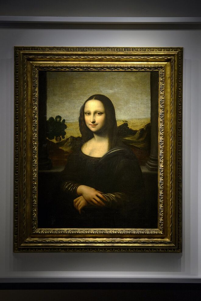 A Isleworth Mona (Mona Lisa de Isleworth) parece ter surgido antes da obra Mona Lisa e existem provas de que foi parcialmente pintada por Da Vinci.