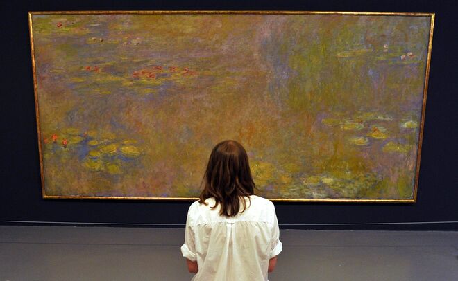 Há 250 cópias da obra Water Lilies (Nenúfares), de Claude Monet (apesar de a original ter sido criada em 1897, as outras foram feitas nos anos seguintes).