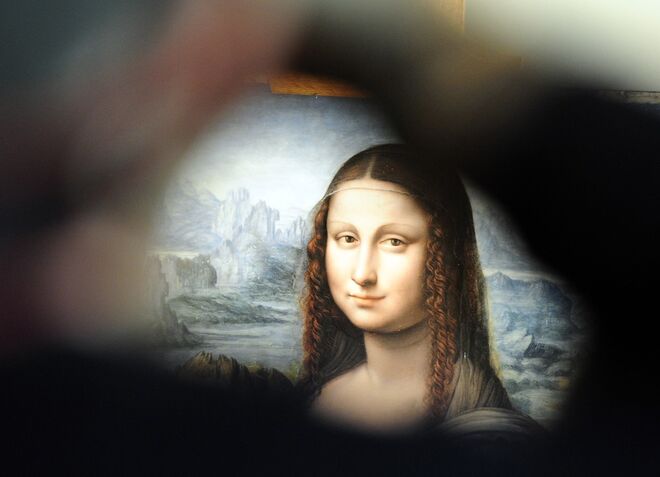 Mona Lisa, de Leonardo Da Vinci, no Louvre, parece hoje ser uma segunda obra do autor, já que a Isleworth Mona (Mona Lisa de Isleworth) parece ter surgido antes e existem provas de que foi parcialmente pintada por Da Vinci.