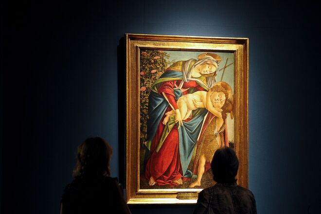 No século XV, a obra Madonna and Child (Madonna e a Criança), de Lorenzo Ghiberti, foi replicada mais de 40 vezes e está por todo o mundo, em algumas versões com ligeiras modificações. 