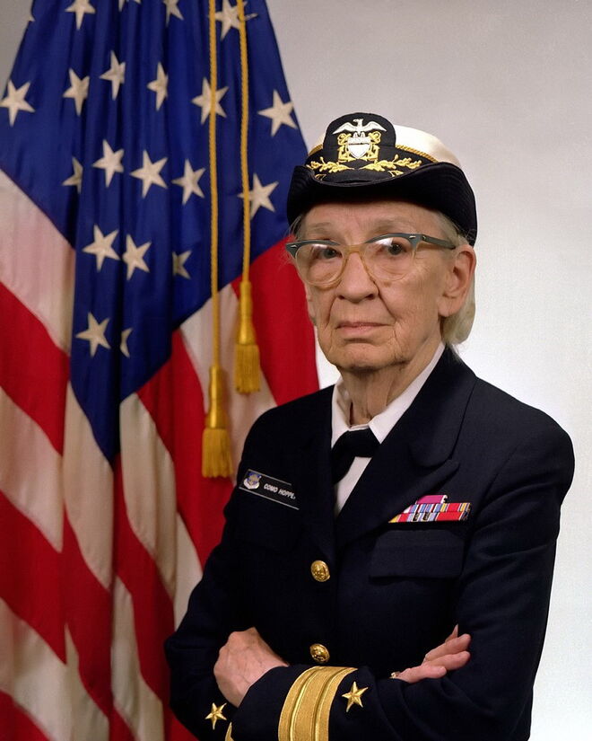 Grace Murray Hopper: Programa de linguística computacional | Hopper foi a responsável pela criação das primeiras ferramentas de linguística computacional para programar o Harvard Mark I – computador da IBM utilizado durante a II Guerra Mundial. Na história, os créditos foram dados a John von Neumann, mas foi a Hopper que coube a invenção dos códigos de programação. Outra das linguísticas computacionais ainda hoje usadas e que também a ela devemos chama-se COBOL. 