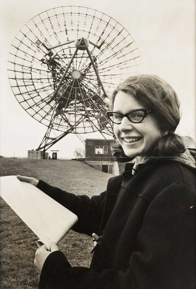 Jocelyn Bell Burnell: Pulsar | Um pulsar é uma estrela de neutrões que formam uma espécie de ondas sonoras. Descoberto em meados de 1967 por Burnell, tem uma fonte de rádio que pisca numa frequência constante. Na altura, a cientista estudava em Cambridge e resolveu mostrar a sua descoberta a uma equipa que continuou com ela a investigação. No final, quem recebeu os créditos foi o seu tutor, Antony Hewish, e mais tarde Martin Ryle que recebeu o Prémio Nobel em 1974. 